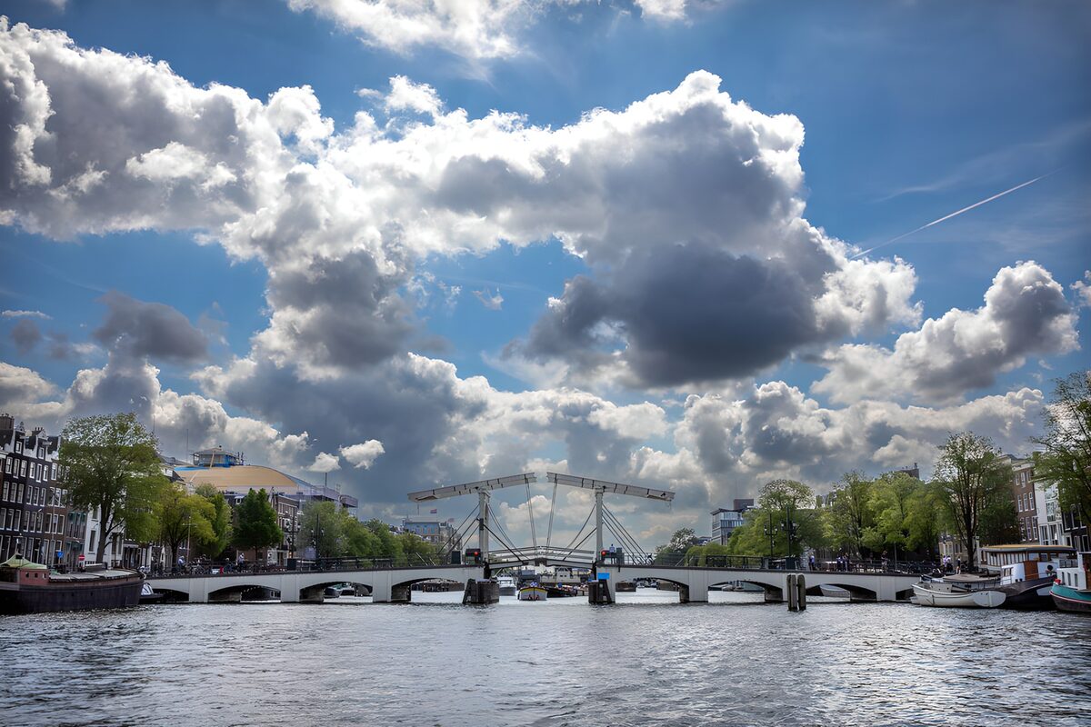 Witte ophaalbrug onder grote wolken