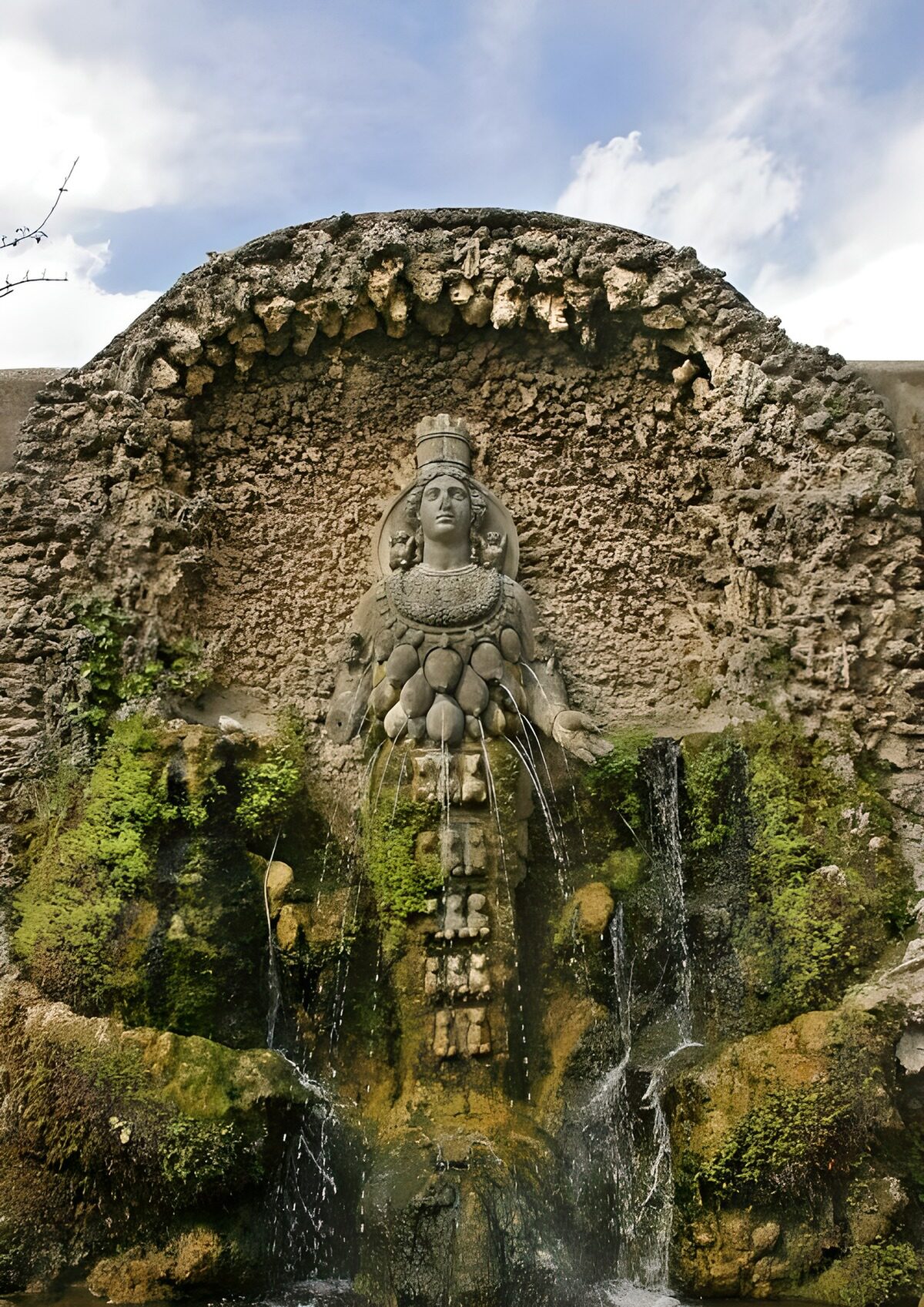 Fontein met vrouwenbeeld in een rotsnis