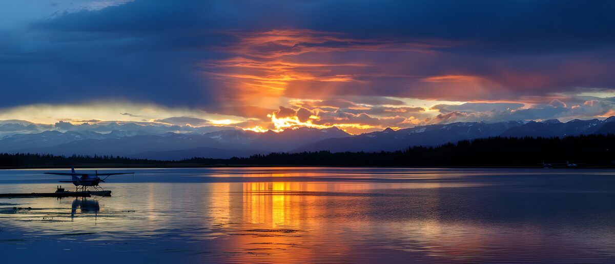 Watervliegtuig bij zonsondergang