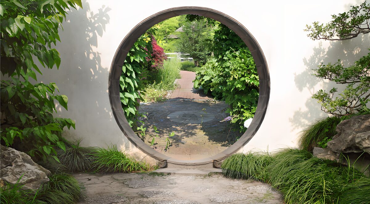 Ronde tuinpoort tussen het groen