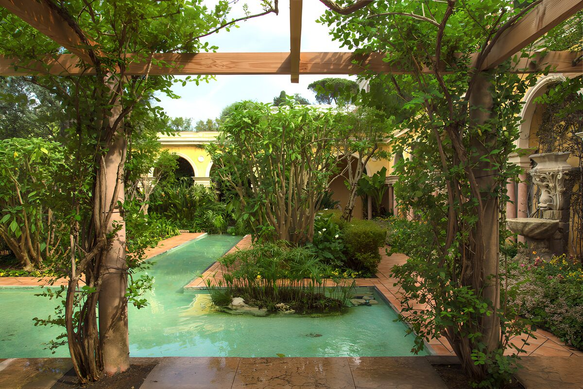 Binnenplaats met pergola en water