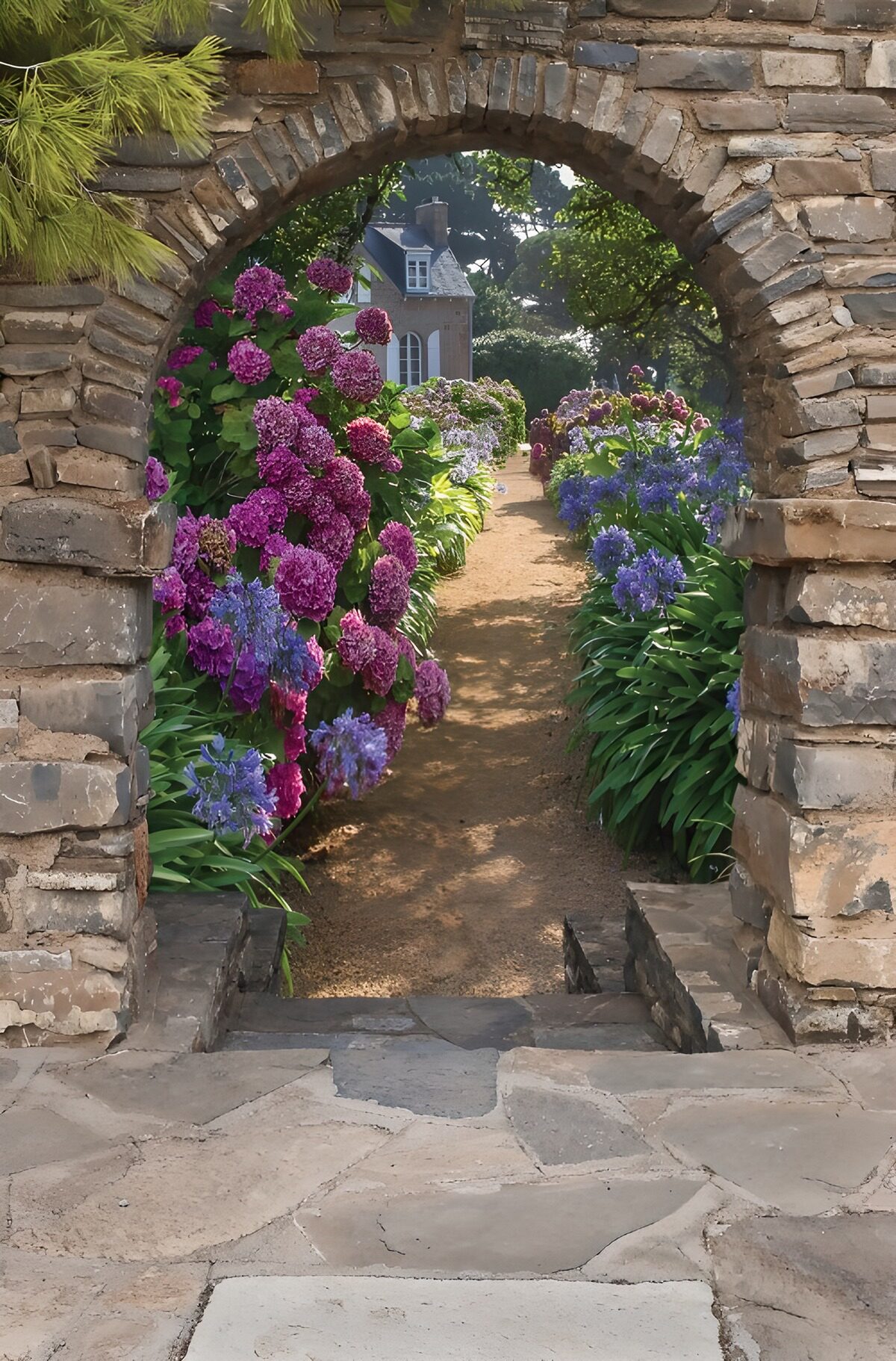 Stenen tuinboog met uitbundige bloemen