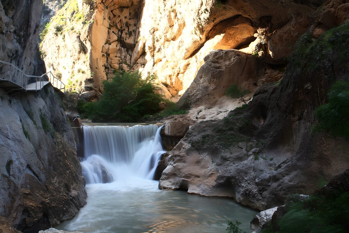 Waterval tussen zon en schaduw