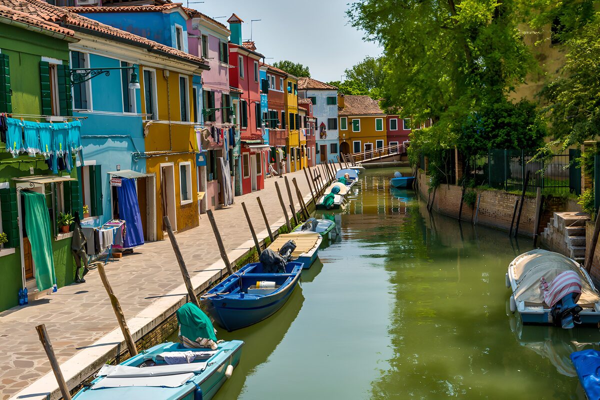 Kleurrijke huizen aan een zonnig kanaal