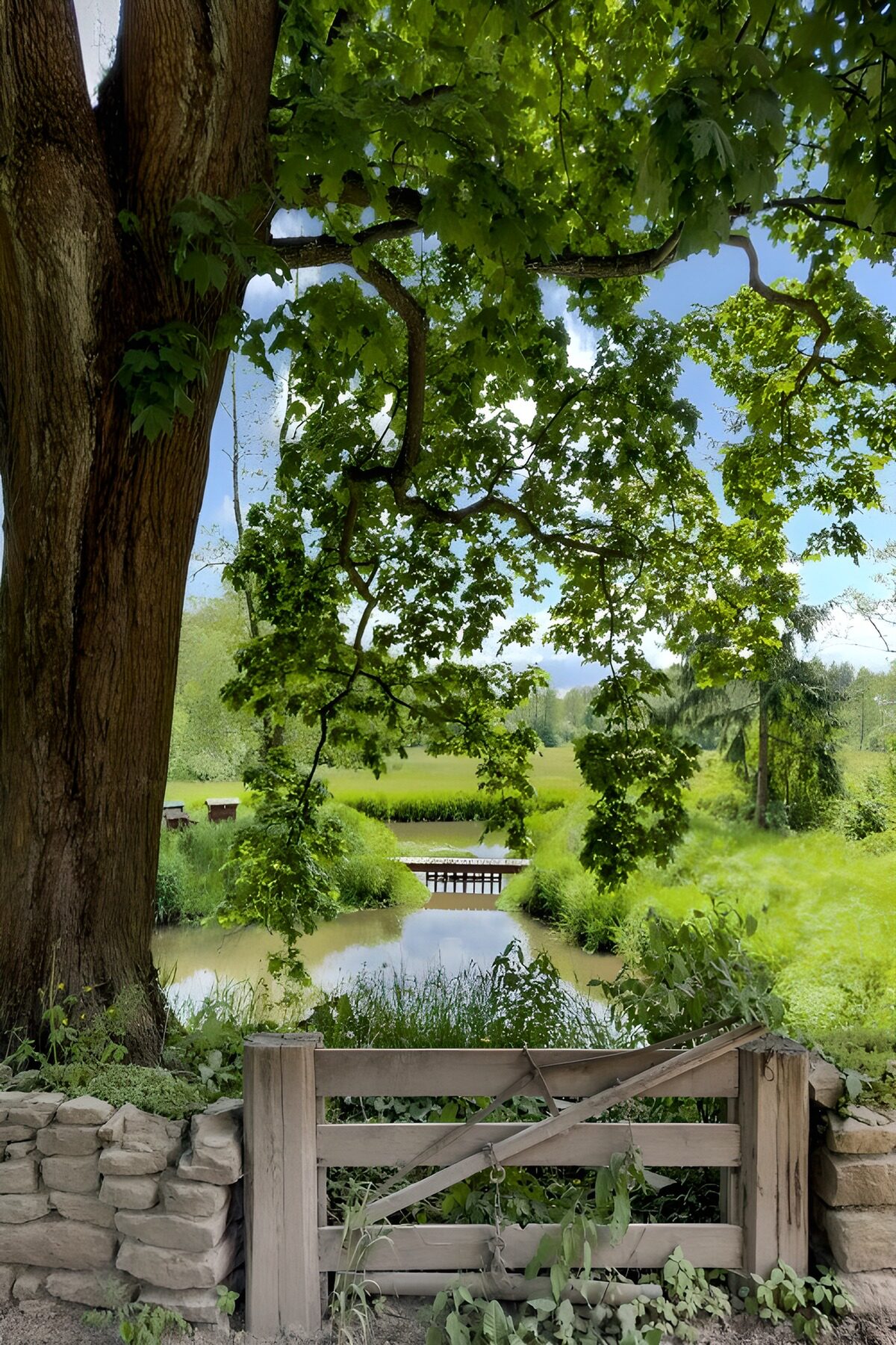 Houten hek aan het groene water