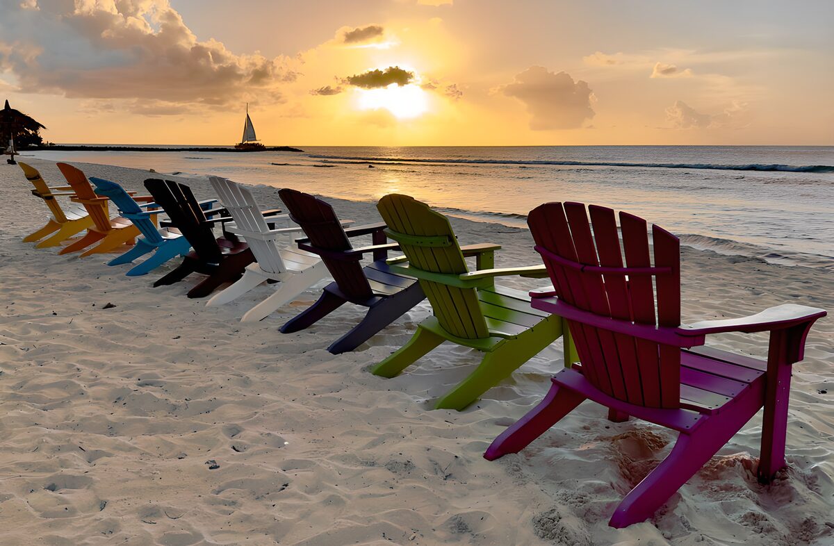 Kleurige strandstoelen bij zonsondergang