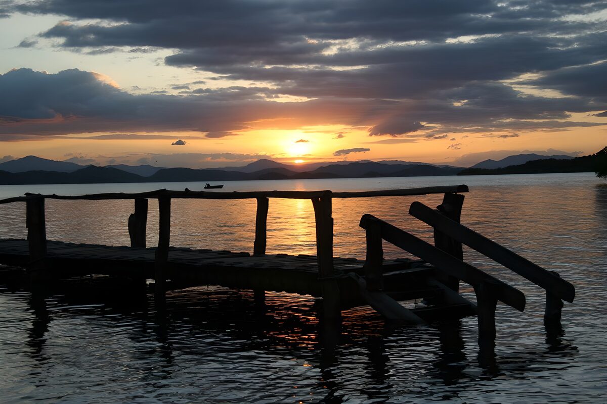 Houten steiger bij zonsondergang