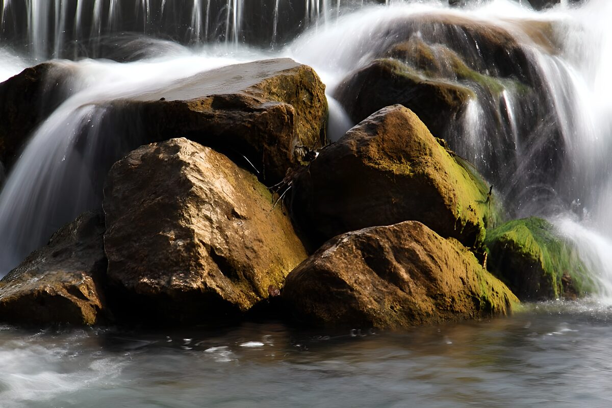 Waterval over rotsen in warm licht
