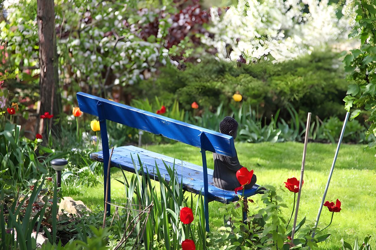 Blauw bankje tussen de tulpen