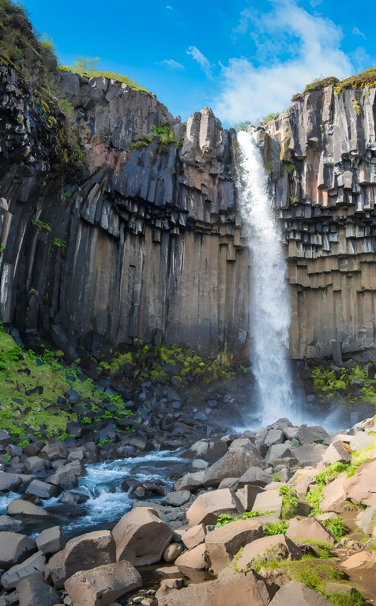 Waterval tussen steile rotswanden