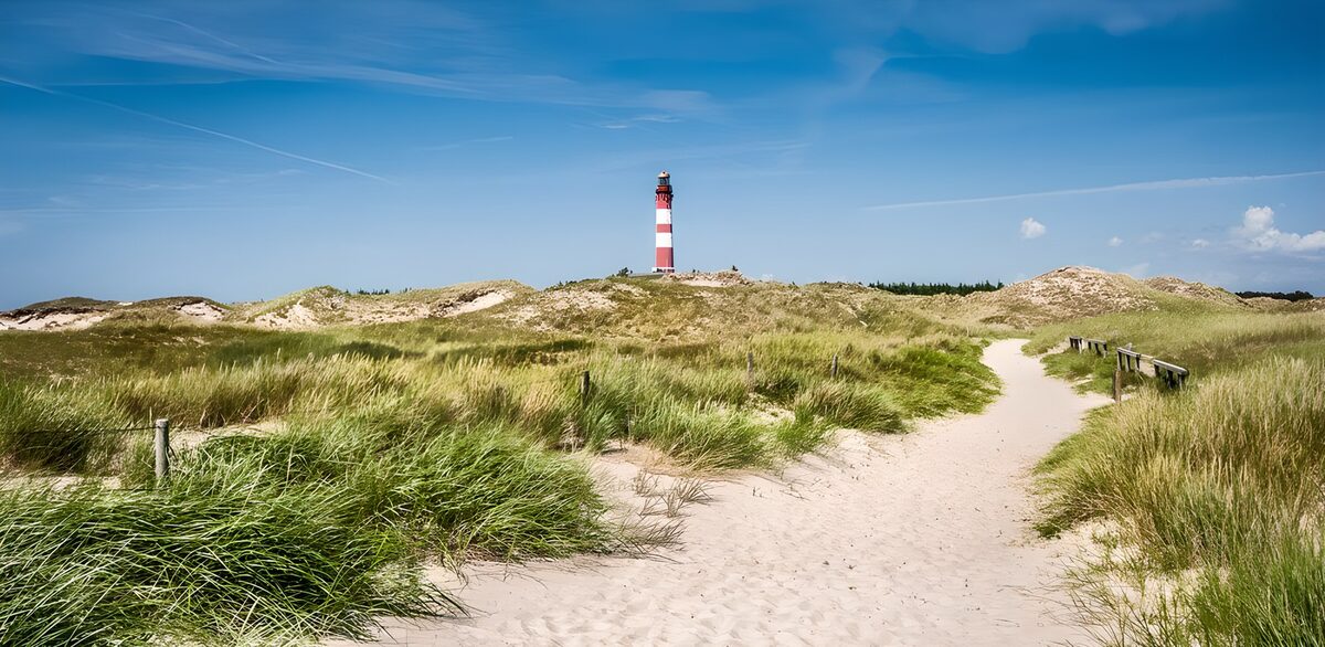 Vuurtoren achter de grasduinen