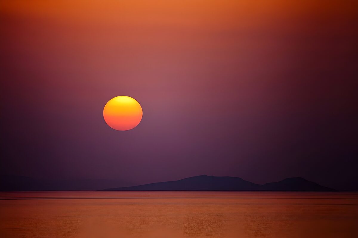 Oranje zon boven donkere eilanden