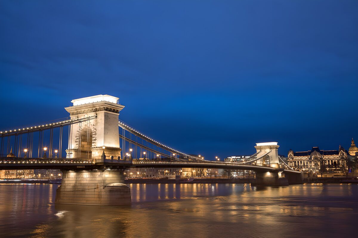 Verlichte Kettingbrug in de avond