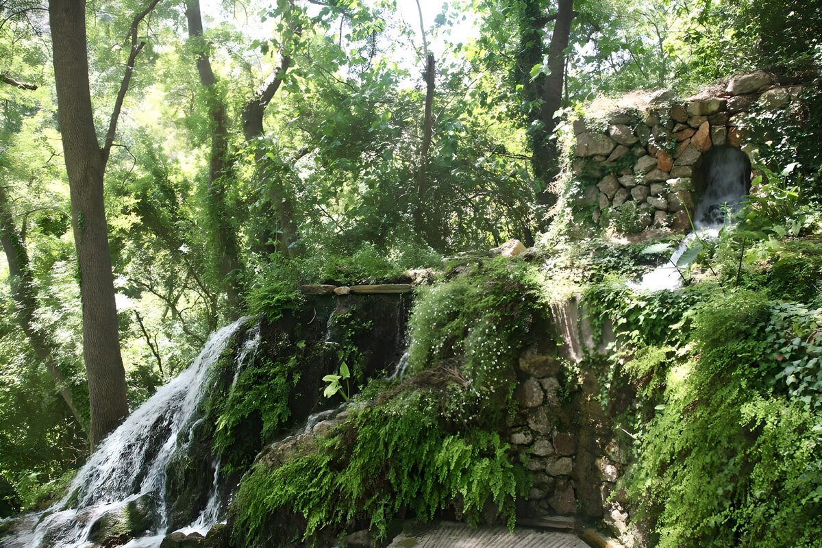 Waterval tussen mos en oude stenen