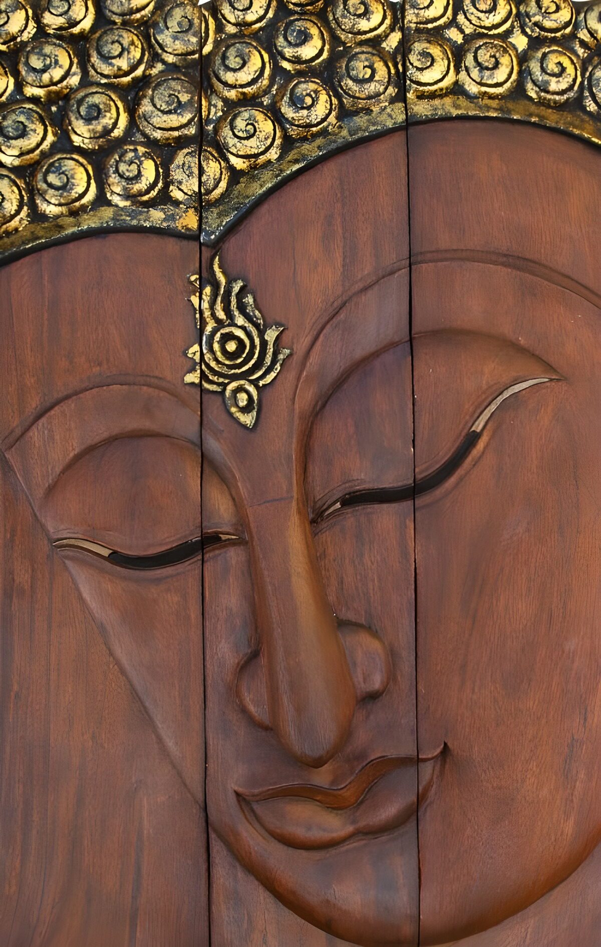 Houten gezicht van Boeddha met goud