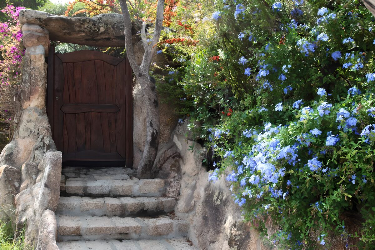 Houten tuinpoort tussen blauwe bloemen