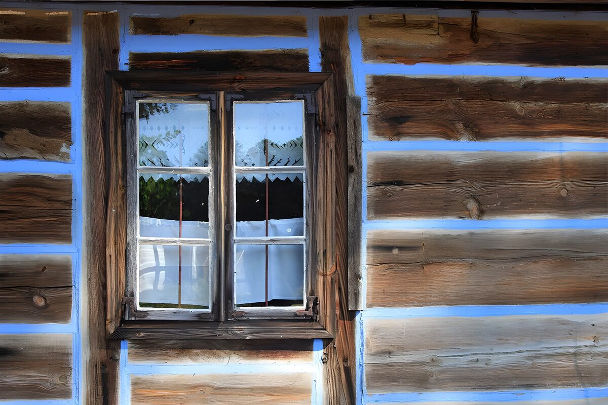 Rustiek raam tussen hout en blauw