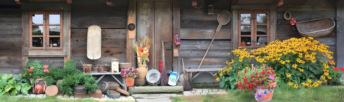 Houten gevel met bankjes en bloemen