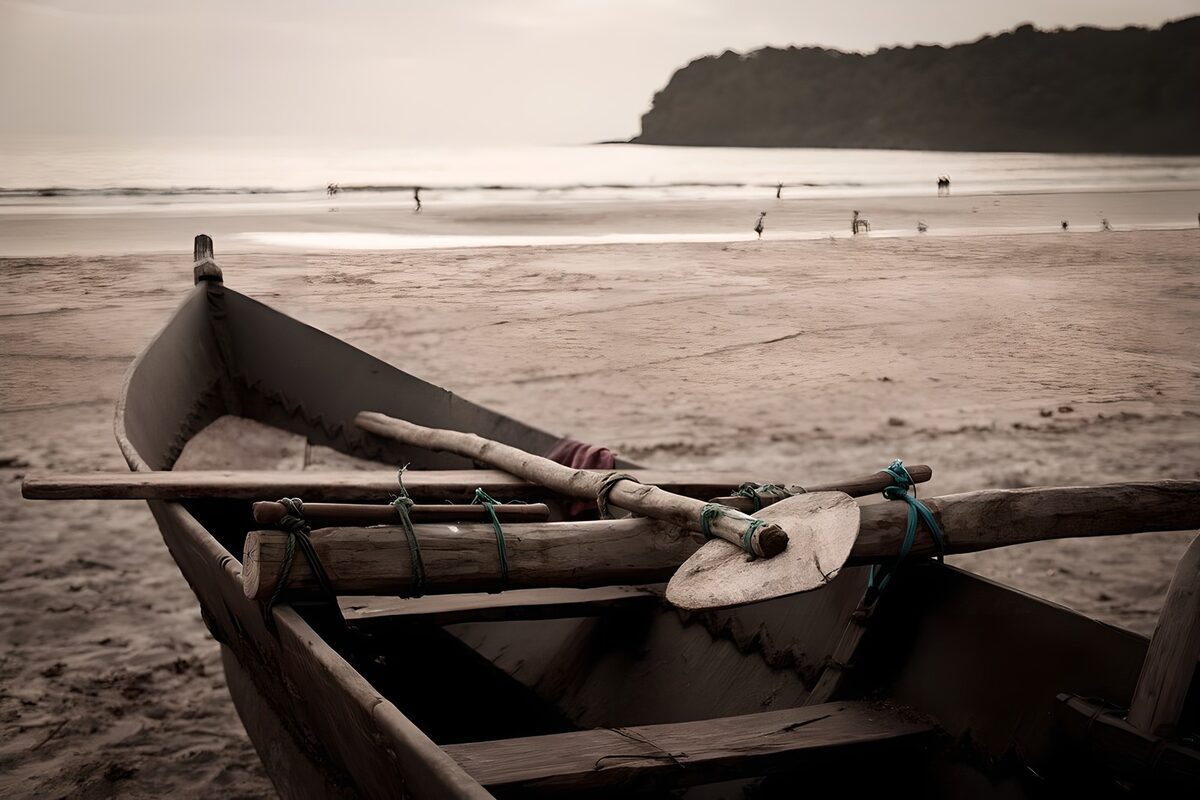 Houten boot op een stil strand