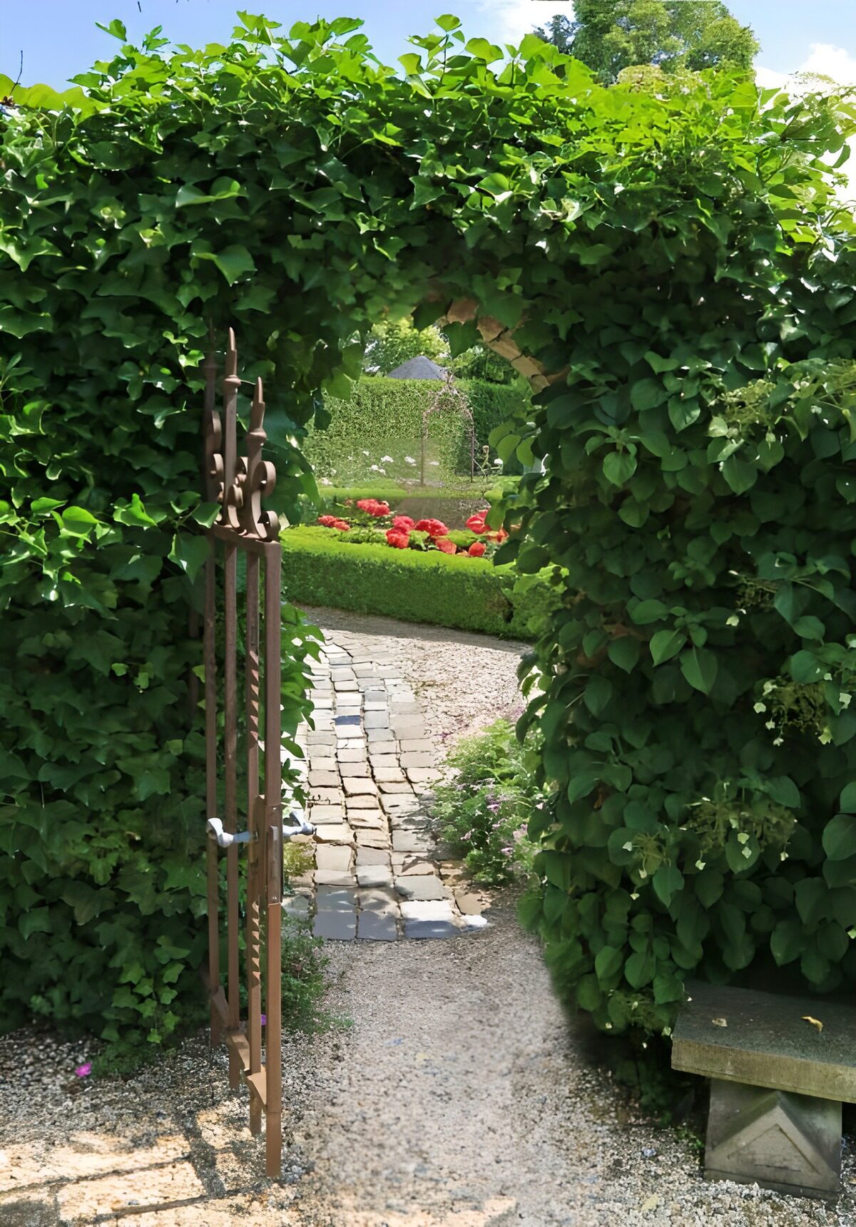 Tuinpoort onder een groene boog