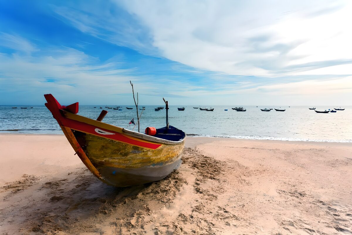 Gekleurde houten boot op een stil strand