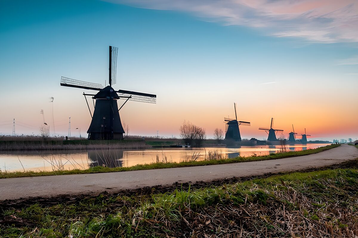 Vijf windmolens bij zonsondergang