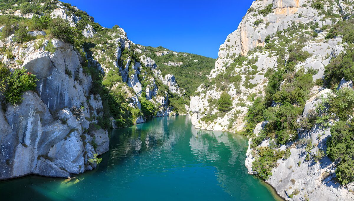 Turquoise water tussen witte rotsen