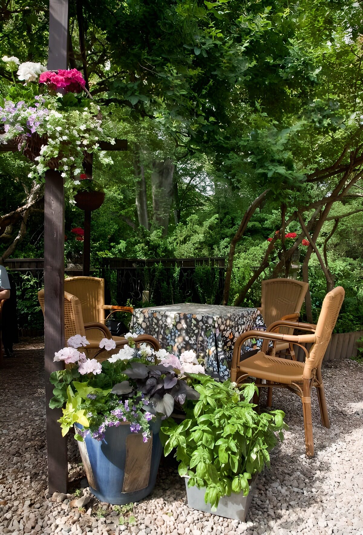Tuintafel tussen bloemen en groen