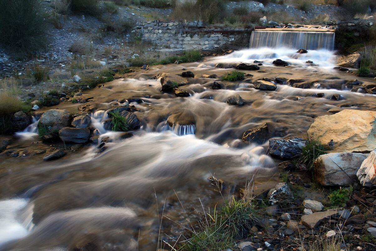 Rotsige beek met een zijdezachte waterval