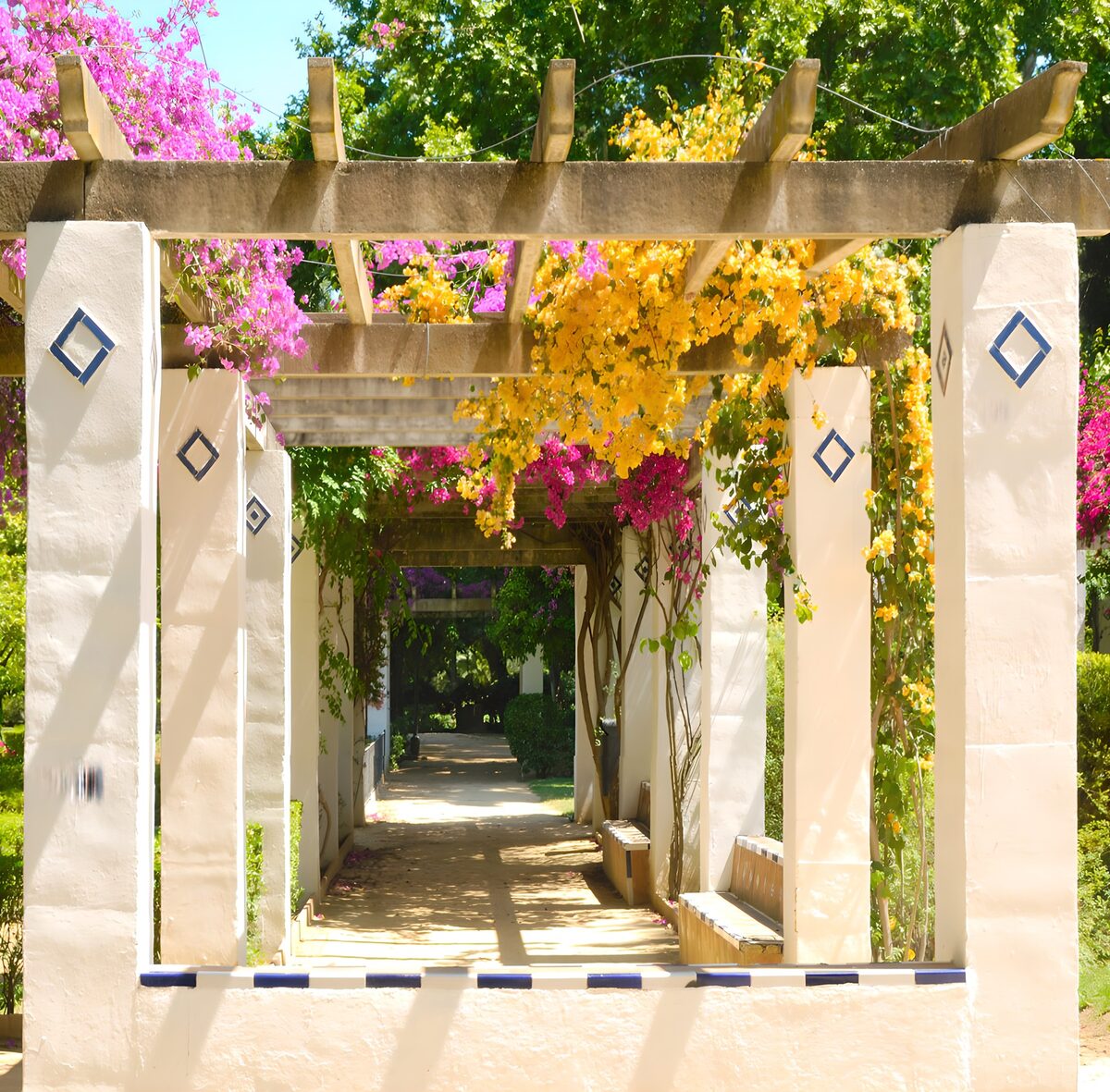 Pergola met roze en gele bloemen