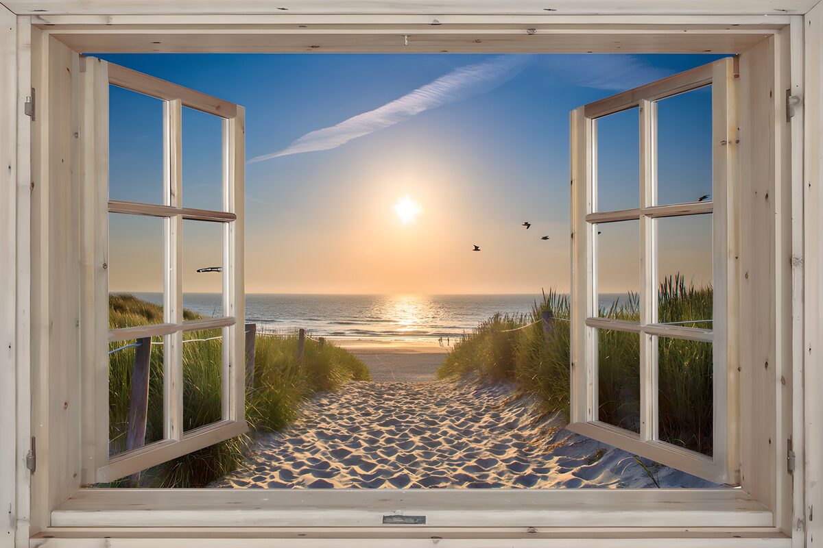 Open raam met zonnig zeezicht