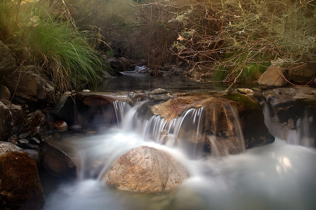 Kleine waterval tussen ruige rotsen