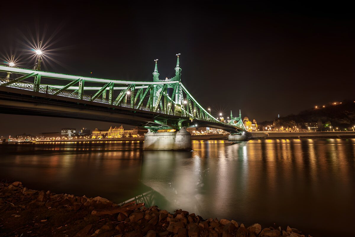 Verlichte Vrijheidsbrug bij nacht