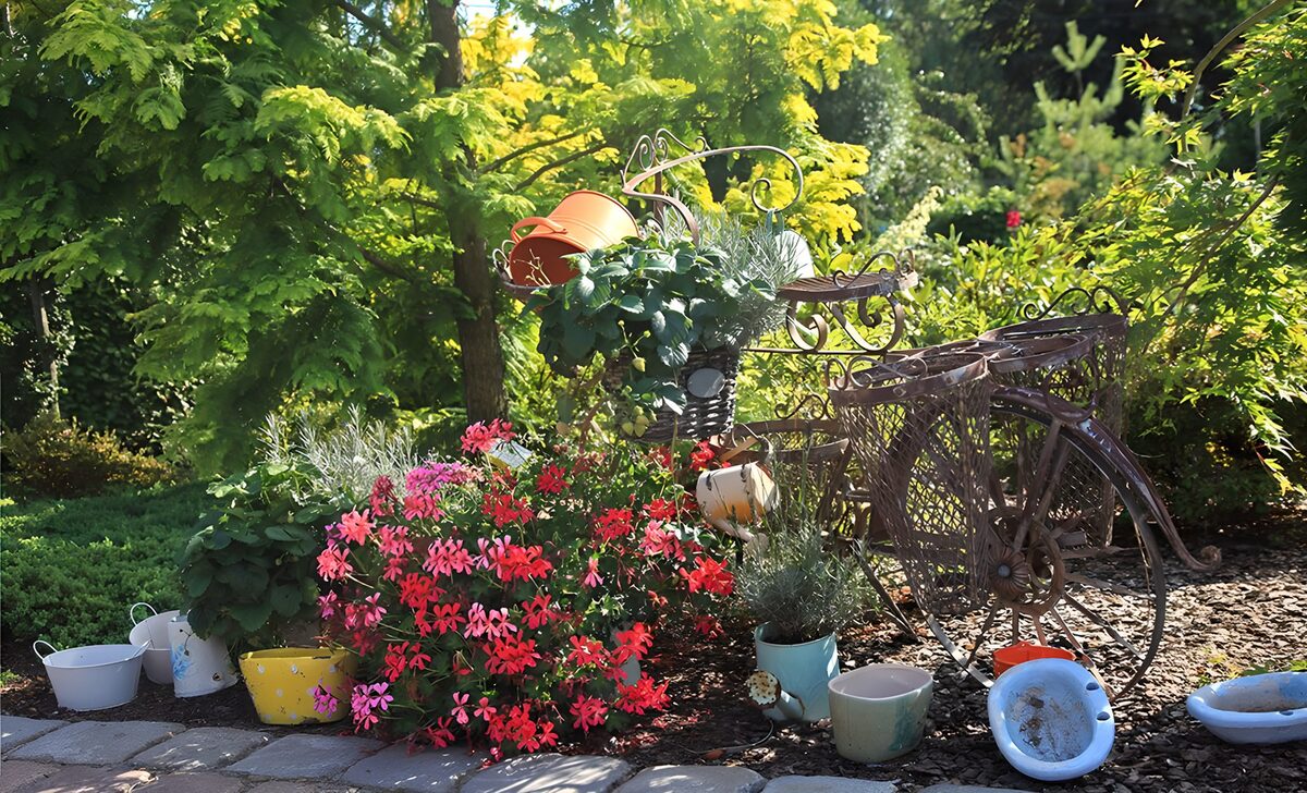 Sierfiets tussen potten en zomerbloemen