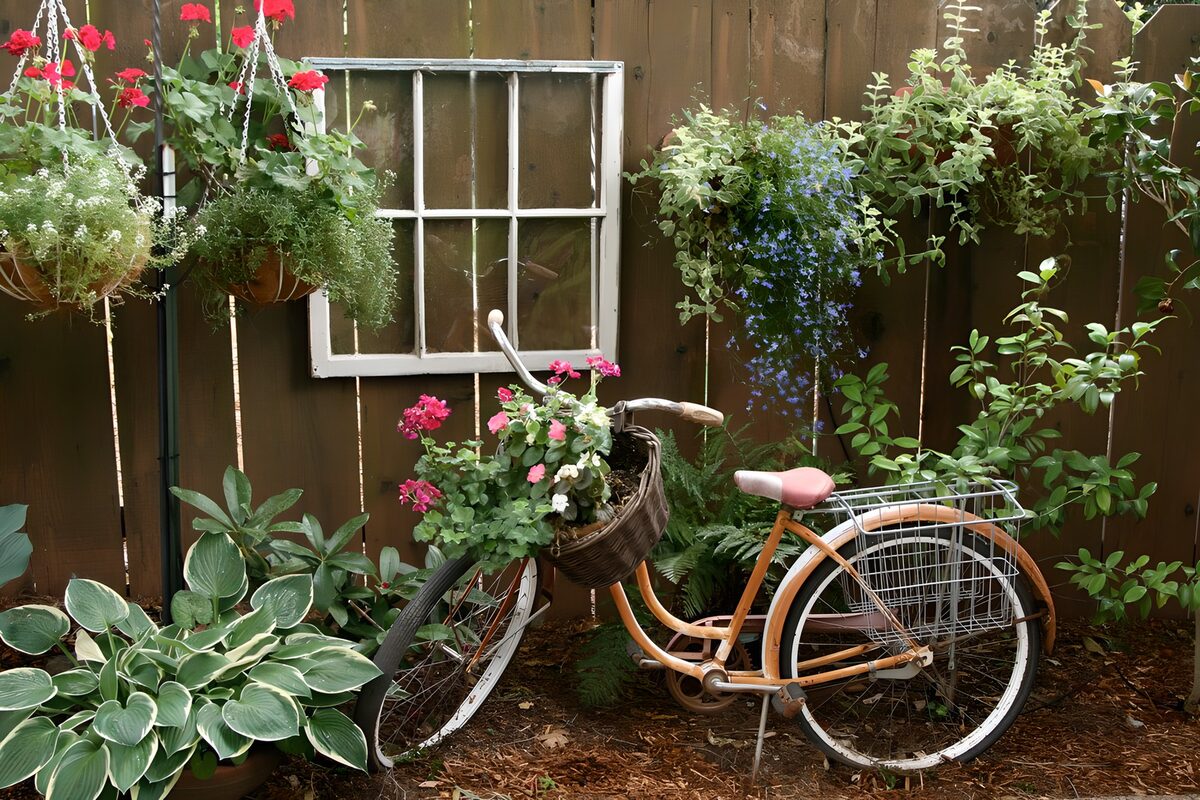 Oude fiets tussen de bloemen