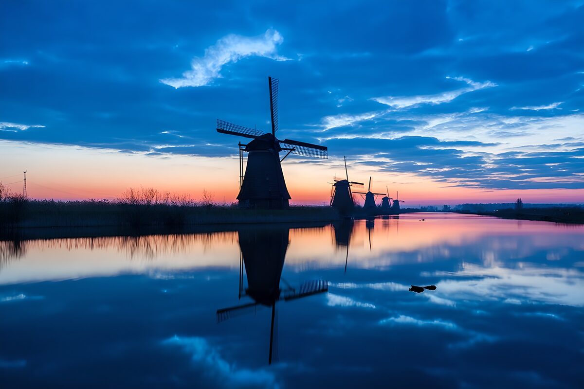 Molens aan het water in de schemering