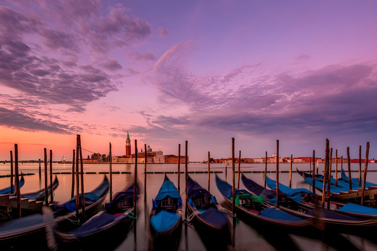 Gondels in Venetië bij zonsondergang