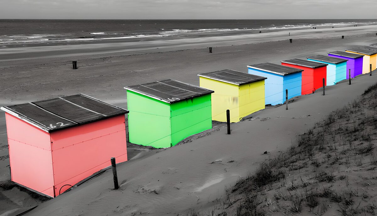 Gekleurde strandhuisjes aan een grijze zee