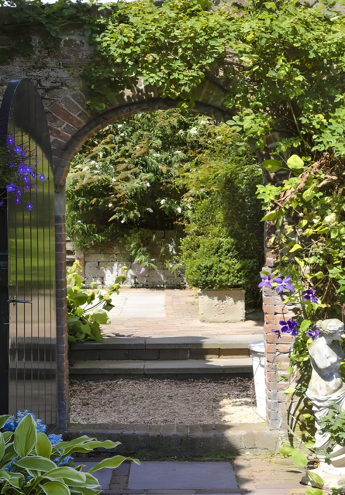 Groene tuin achter een stenen boog