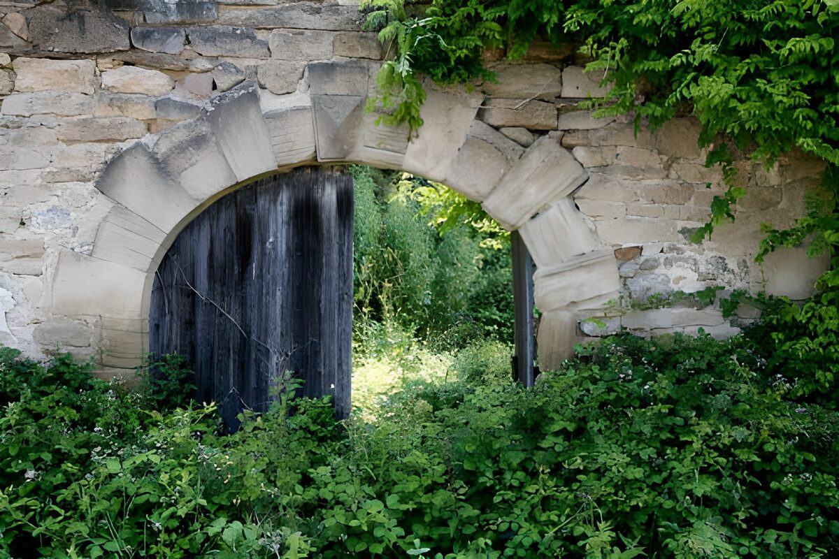 Oude stenen poort in het groen