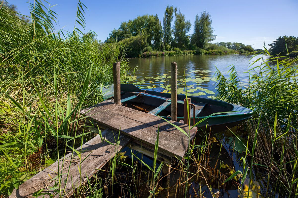 Roeiboten aan een houten steiger