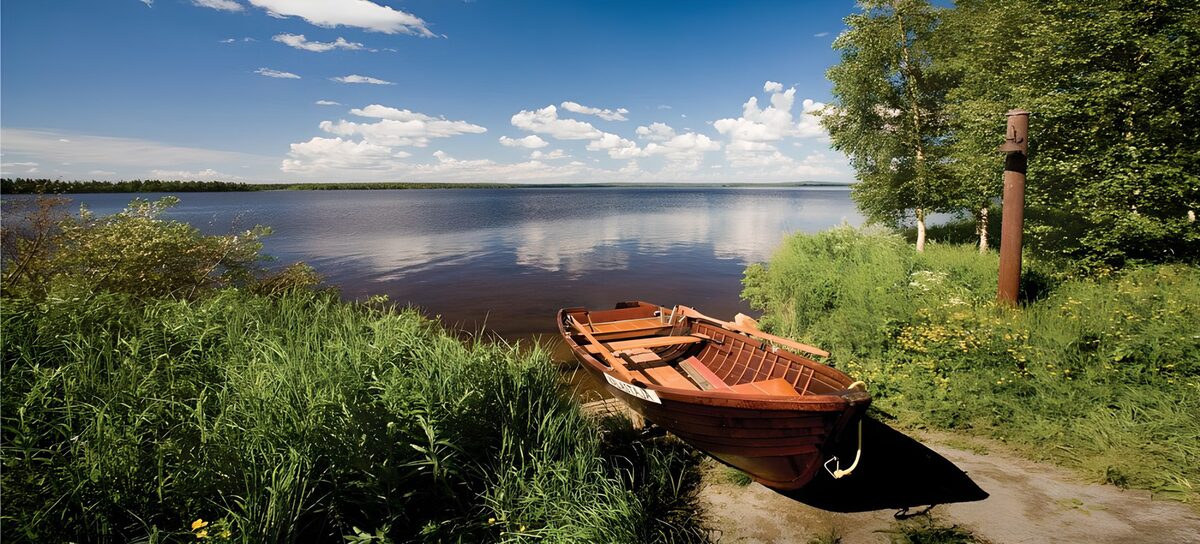 Houten roeiboot aan een stil meer