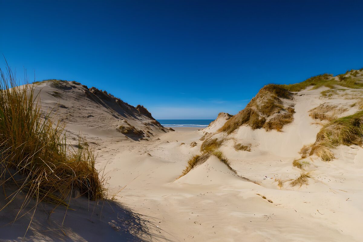 Zandduinen onder een blauwe lucht