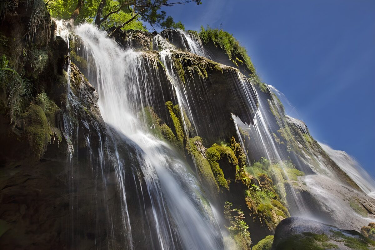 Waterval langs een bemoste rotswand