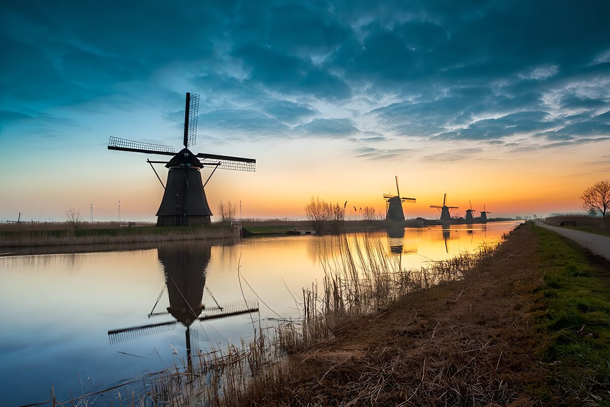 Windmolens aan het water in de schemering