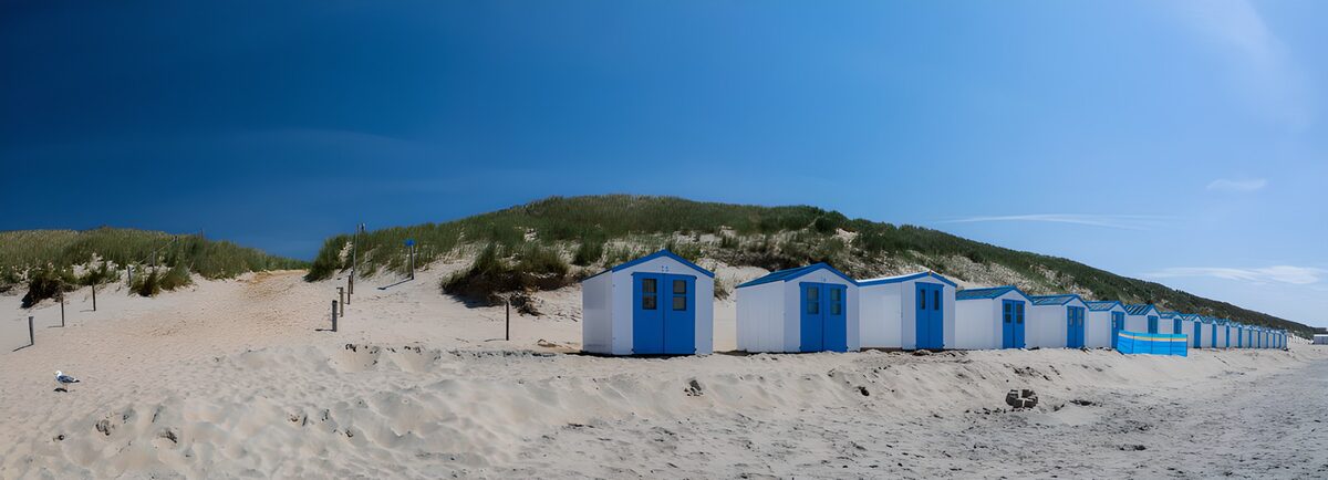 Blauw-witte strandhuisjes in de duinen