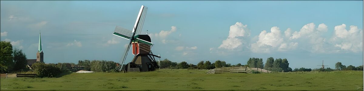 Windmolen in het groen onder zomerwolken