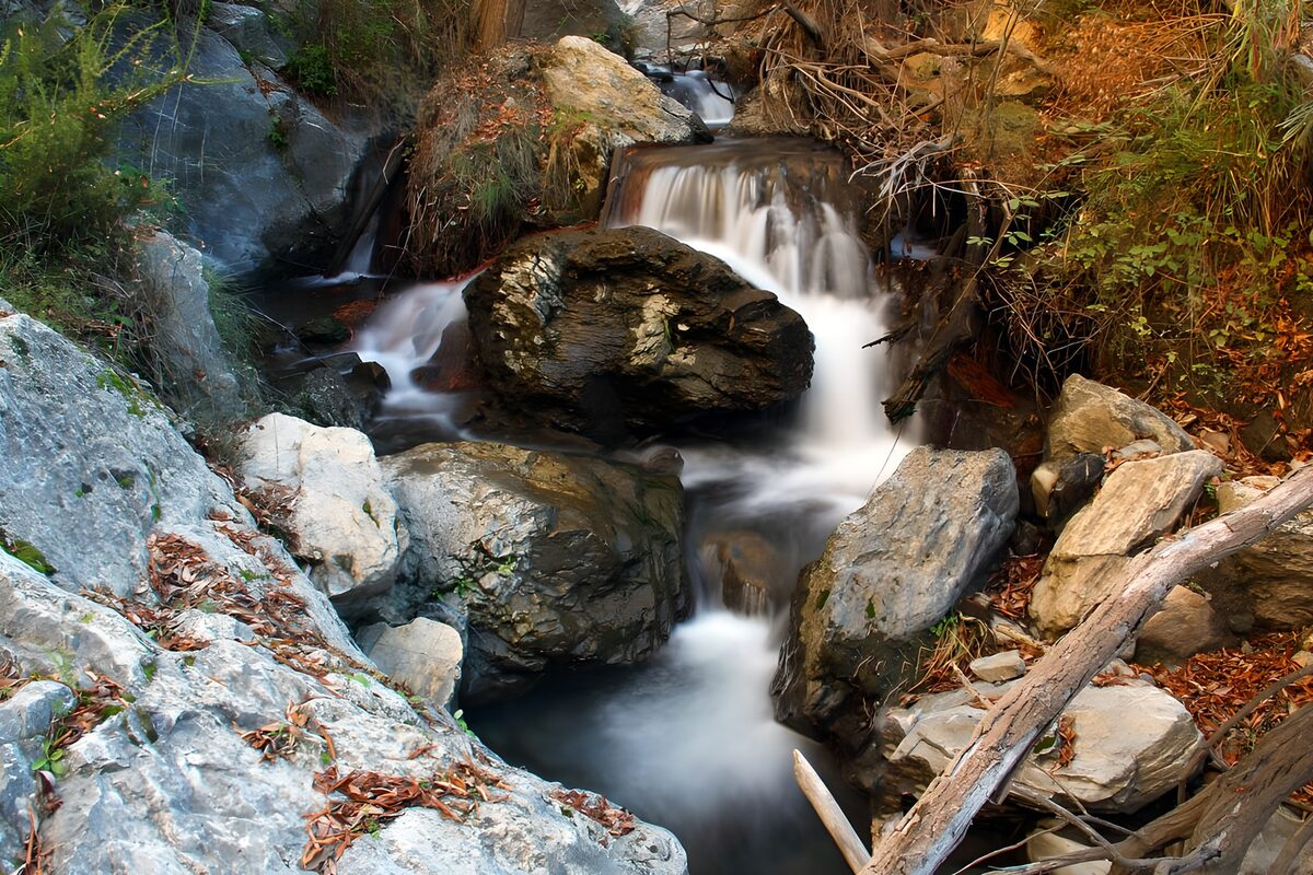 Waterval tussen ruige rotsen