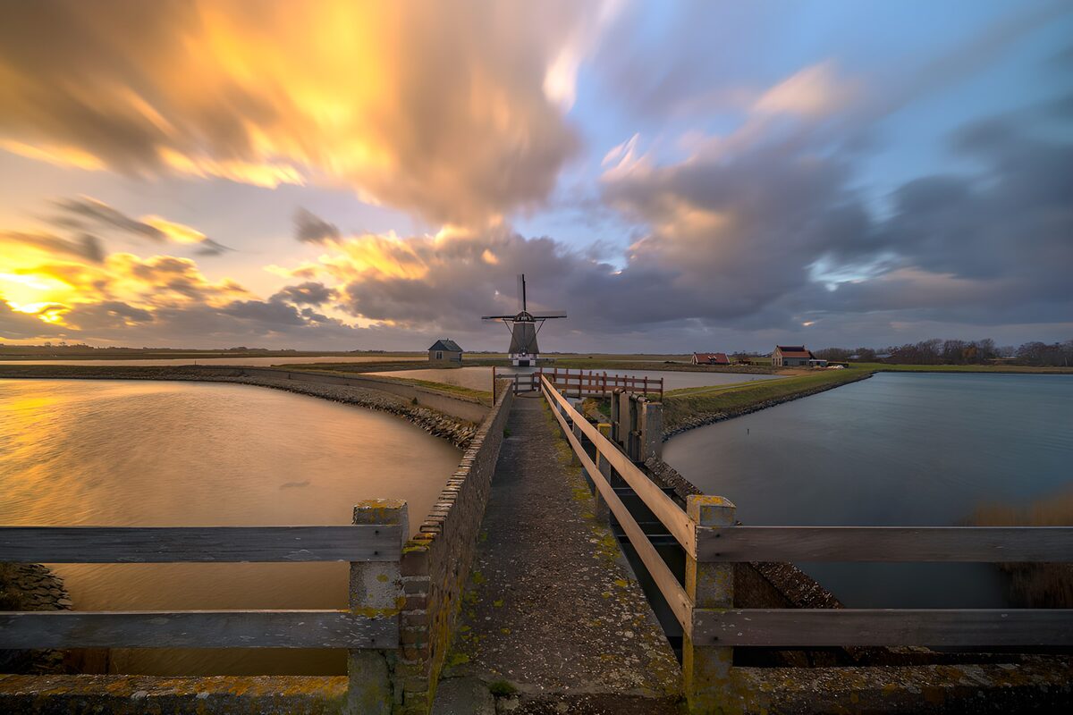 Molen en sluis in avondlicht