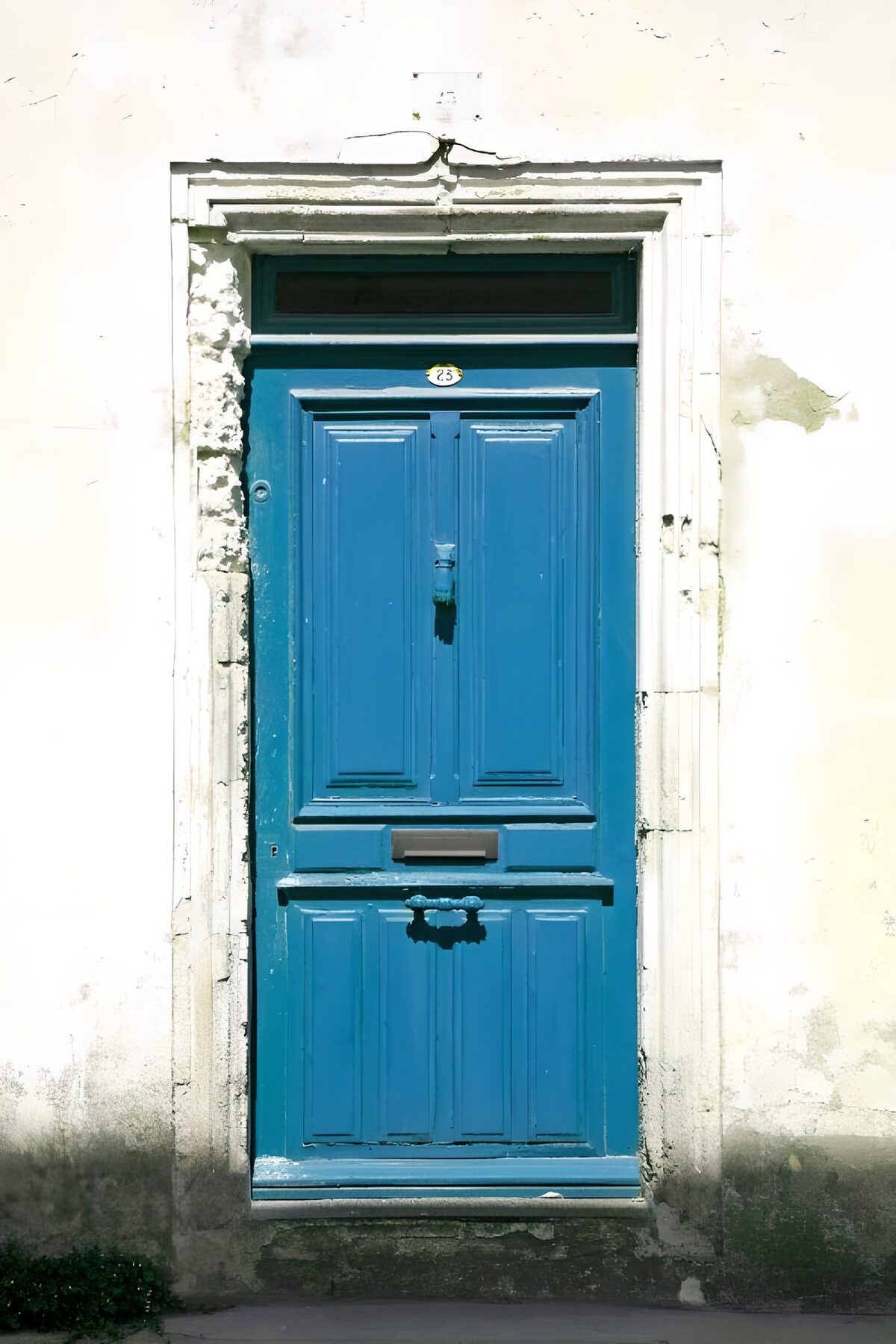 Blauwe voordeur in verweerd wit